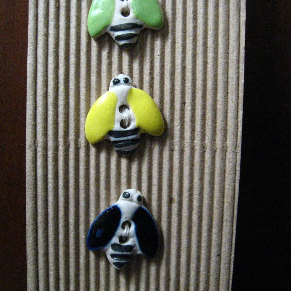 🪰 Incomparable Buttons Flying Bugs - Picture 3 of 6
